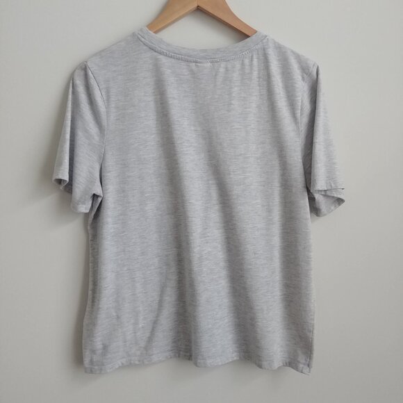 4/$20 Light grey tee shirt T-shirt with embroidered pink rose appliques Medium - Picture 5 of 11